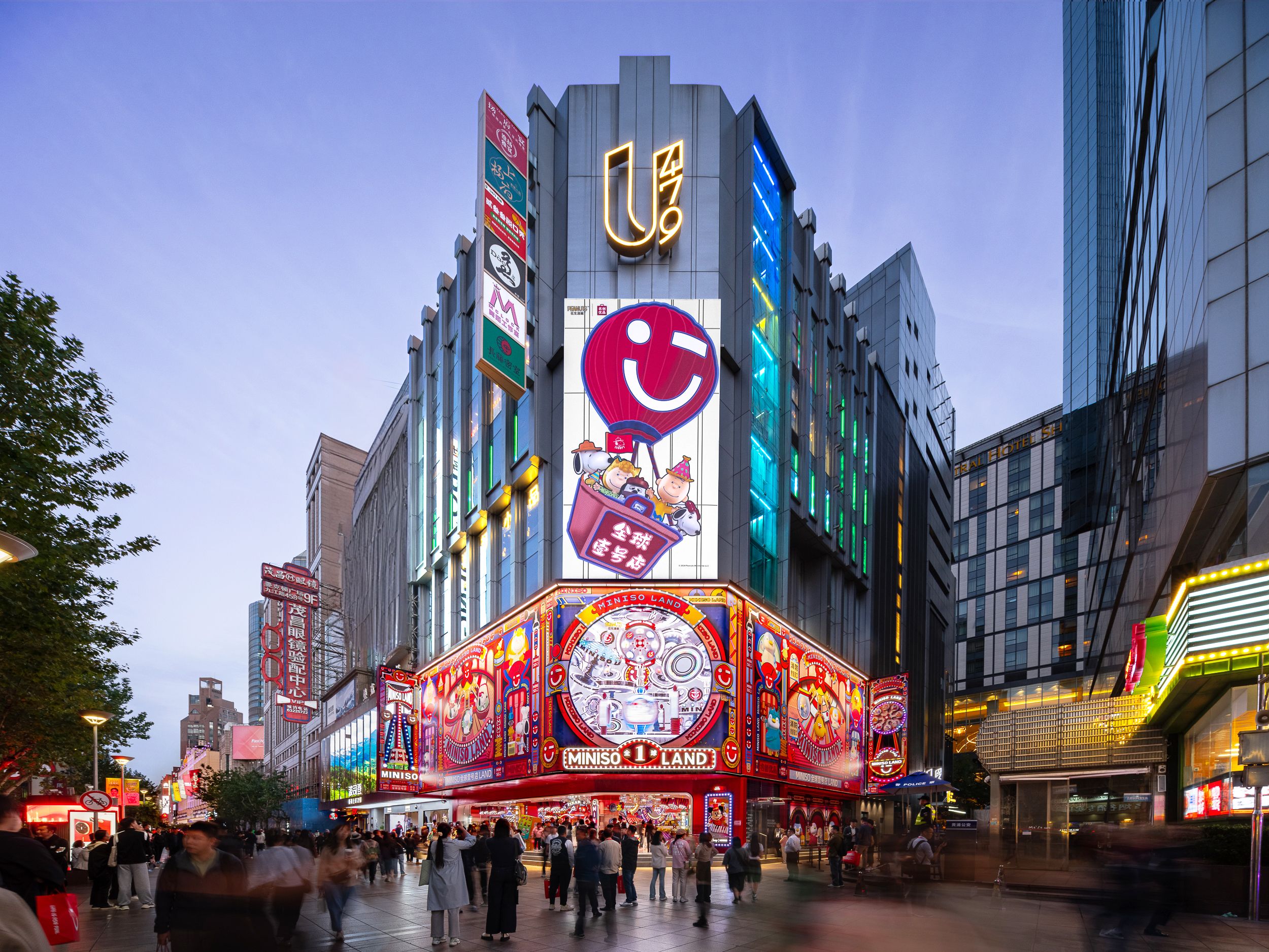 上海 MINISO 旗艦店の様子